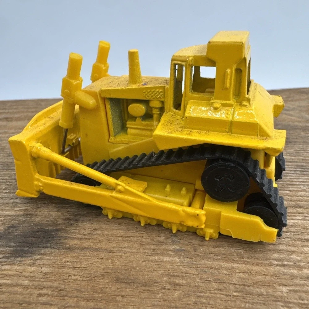 Hot Wheels Yellow Caterpillar Bulldozer Rubber Tracks 1/64 Diecast Mattel 1979‎